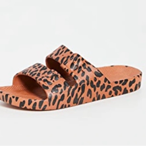 NWT Freedom Moses Leo Toffee Womens Leopard
Slip On Slide Sandals size 6-7 - Picture 2 of 9